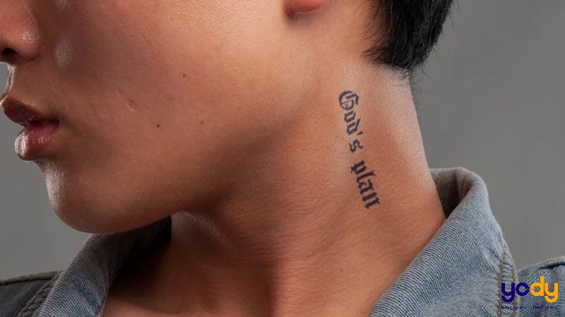 Hình xăm chữ ở cổ đẹp cho nam