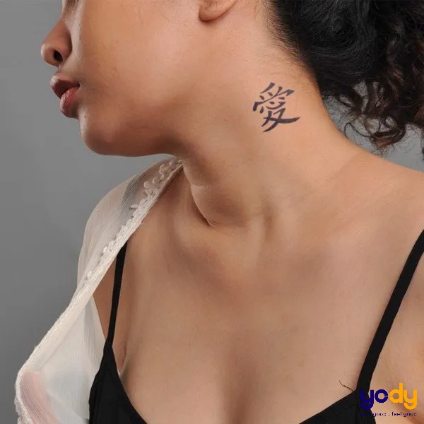 Hình xăm chữ ở cổ nữ ý nghĩa