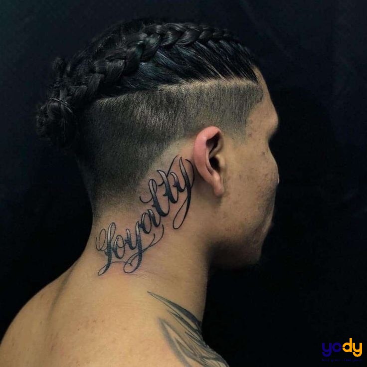 Hình xăm chữ ở cổ đẹp cho nam