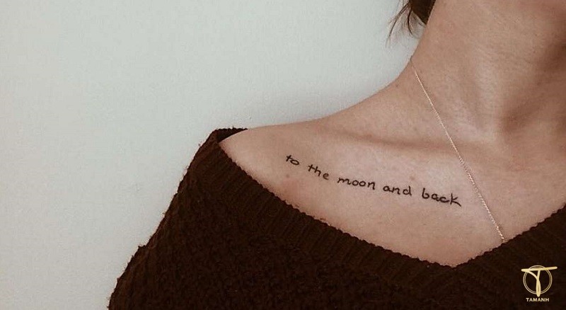 Hình xăm chữ mảnh mai tại vị trí xương quai xanh