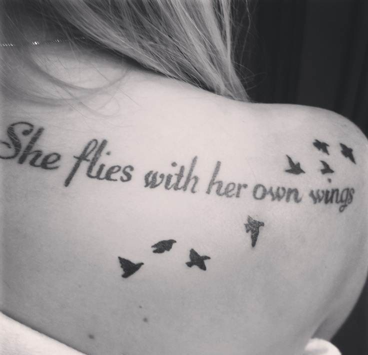 Hình xăm "She flies with her own wings" sau gáy