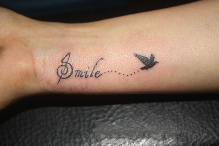 Hình xăm chữ Smile cách điệu ở ngón tay