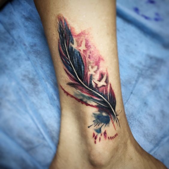 xăm hình lông vũ ở mắt cá chân