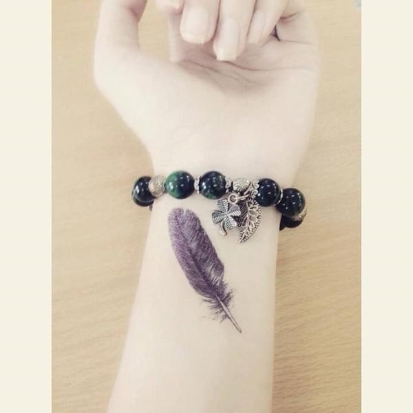 hình xăm lông vũ ở cổ tay