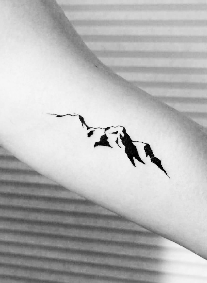 Hình xăm ngọn núi nhỏ tối giản