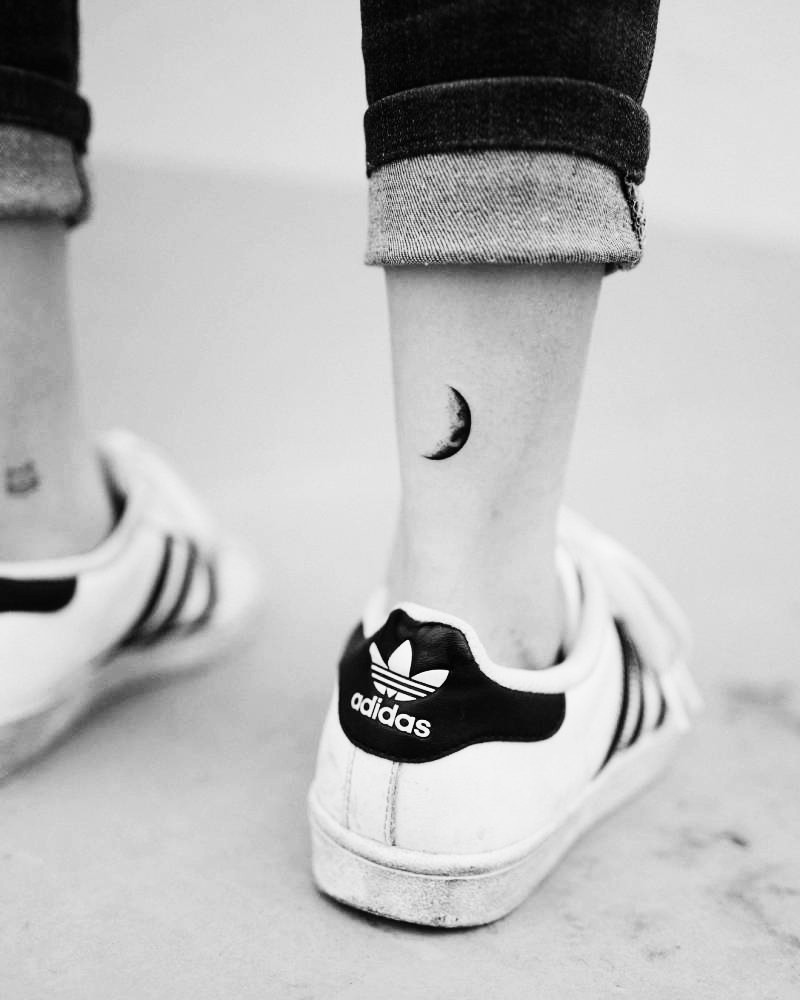 Hình xăm mặt trăng lưỡi liềm nhỏ trên ngón tay