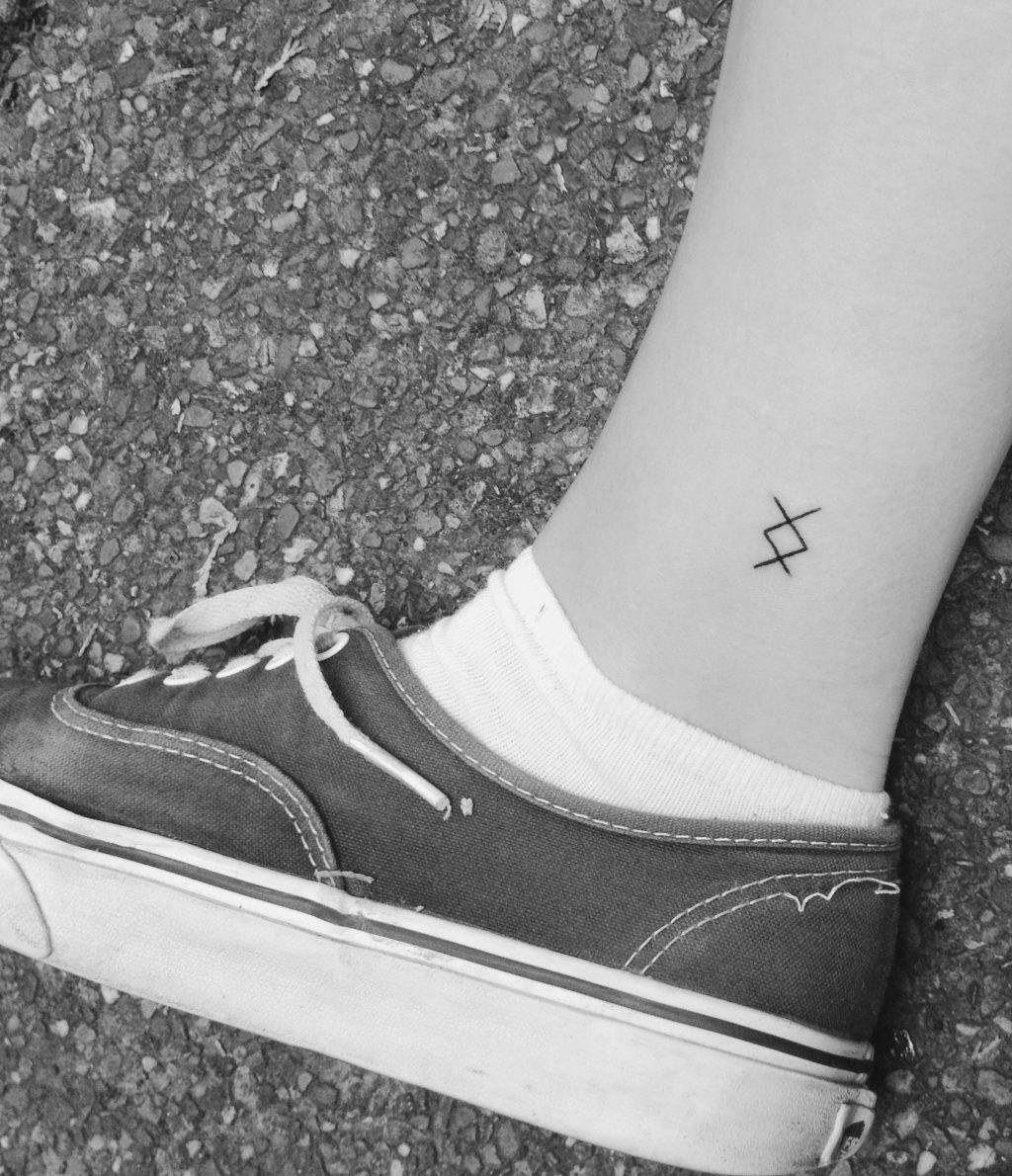 Hình xăm biểu tượng Inguz trên cổ tay