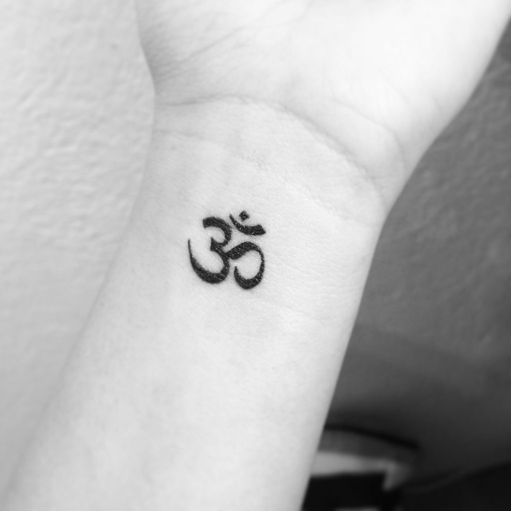 Hình xăm chữ Om trên cổ tay