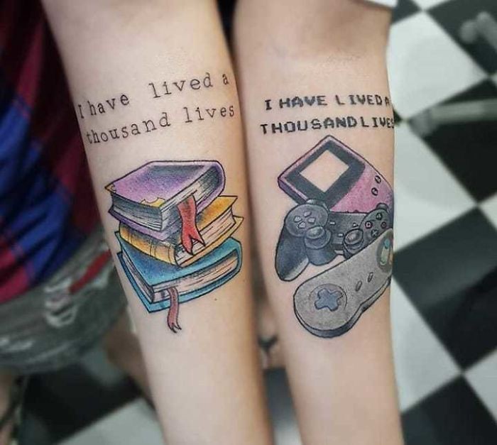 Cặp đôi xăm dòng chữ kỷ niệm