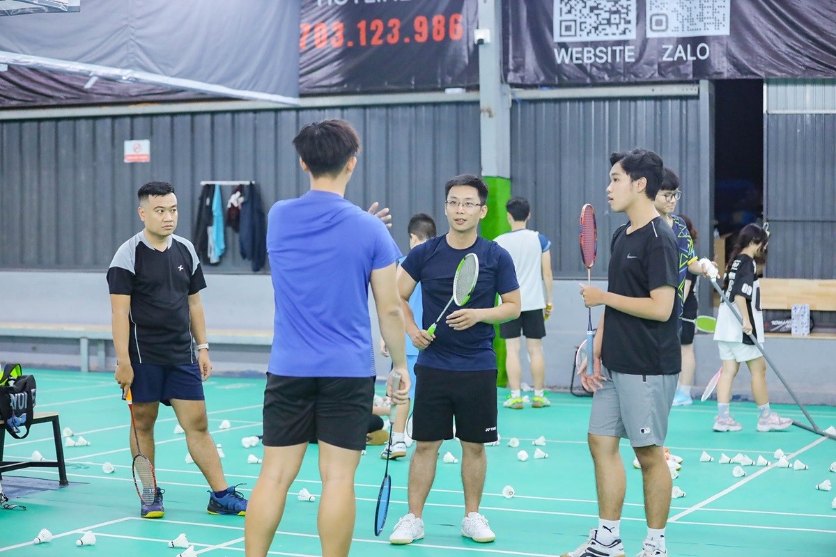 Lớp học cầu lông với sự hướng dẫn của huấn luyện viên chuyên nghiệp