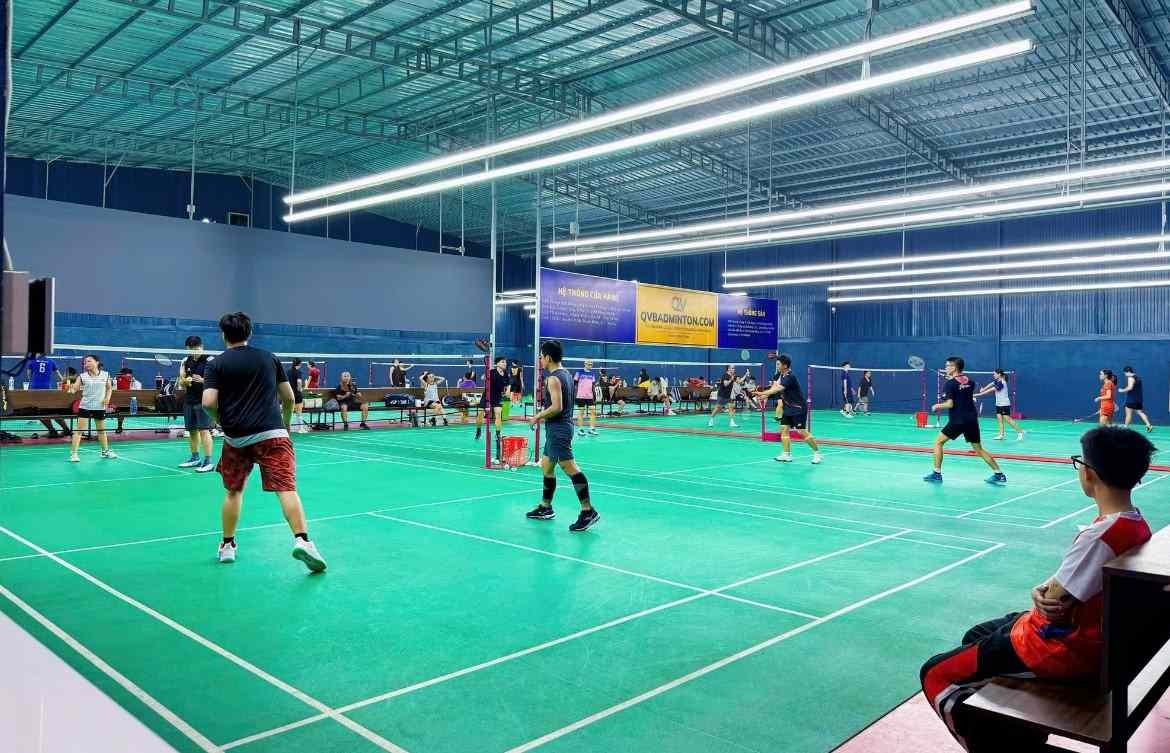 Không gian rộng rãi tại sân cầu lông Quốc Việt Badminton Quận 7