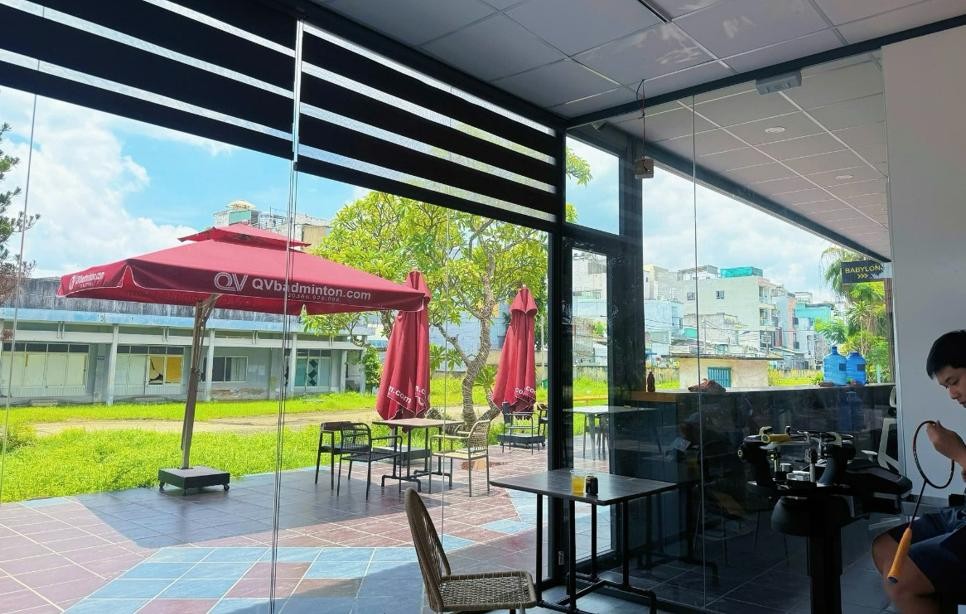 Khu vực quầy bar và nghỉ ngơi thoáng mát cho vận động viên