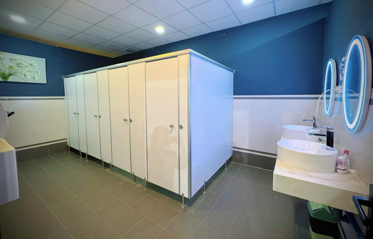 Khu vực nhà vệ sinh và phòng thay đồ sạch sẽ