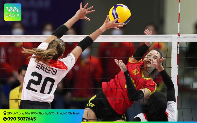 Các vận động viên thực hiện pha chắn bóng trên lưới