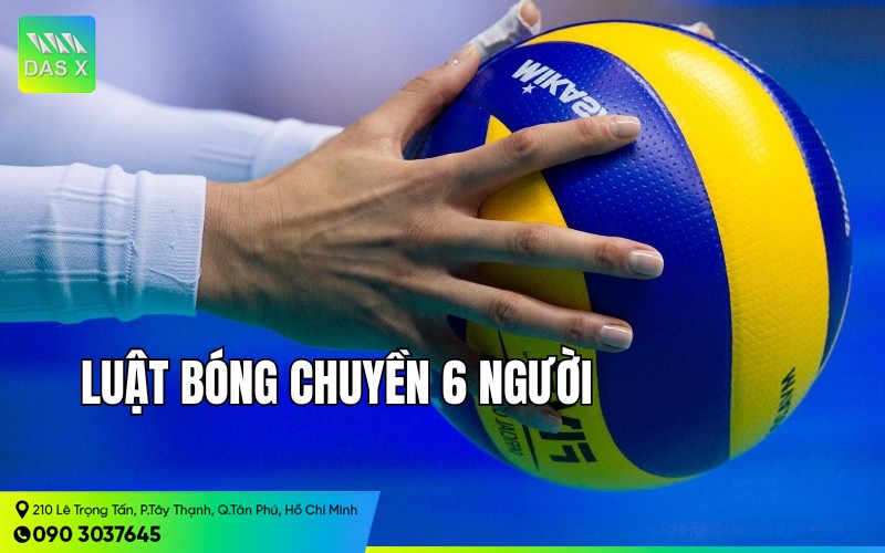 Các vận động viên thi đấu bóng chuyền trên sân