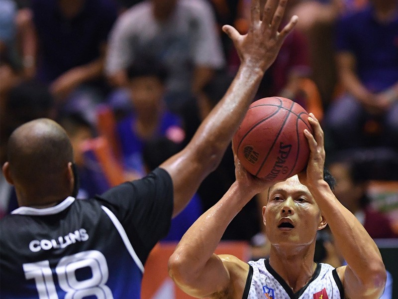 Cầu thủ chuẩn bị thực hiện cú ném phạt