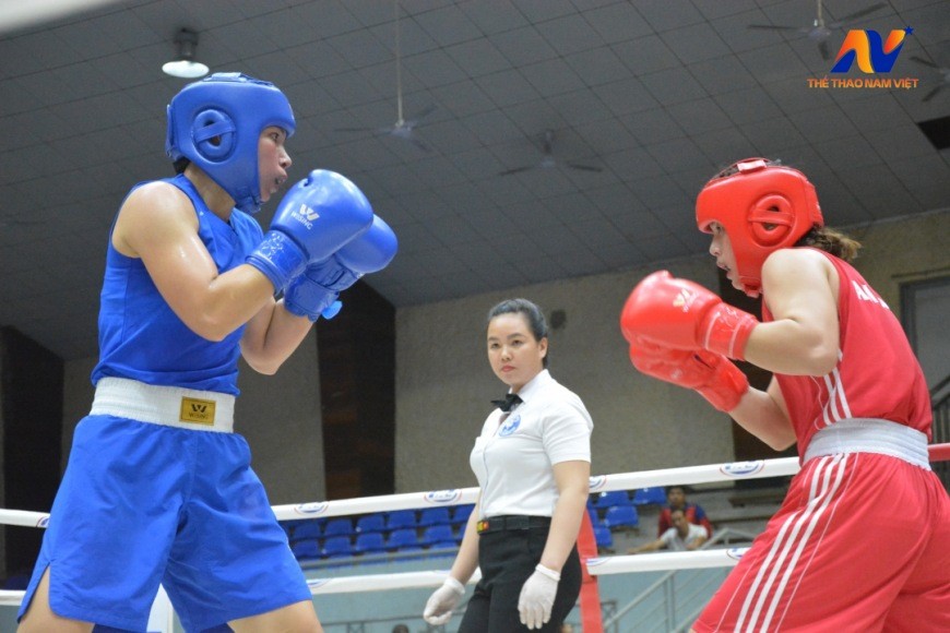 Nhân viên y tế kiểm tra sức khỏe võ sĩ trước trận đấu