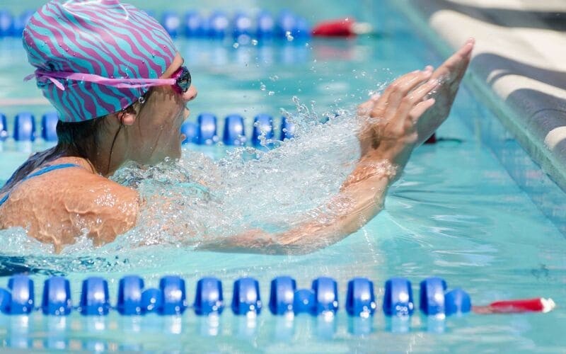 Kỹ thuật chạm thành bể bằng hai tay trong bơi ếch