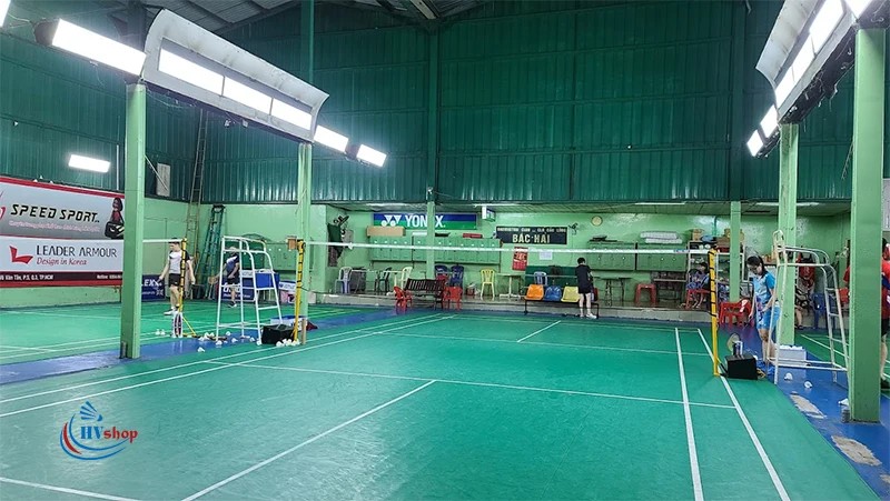 Các lông thủ đang thi đấu hăng say trên sân Bắc Hải