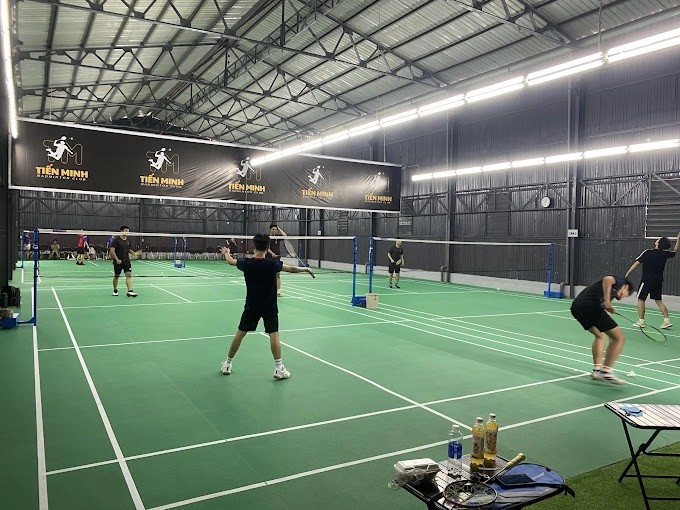 Sân cầu lông Tiến Minh với thảm sân mới và ánh sáng chuẩn