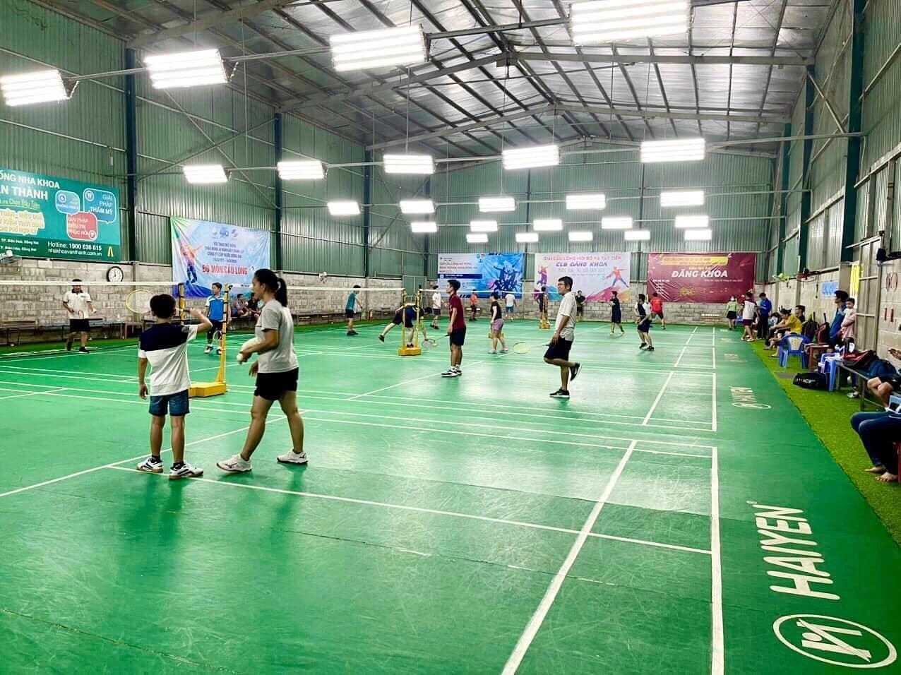 Toàn cảnh sân cầu lông CLB Đăng Khoa hiện đại