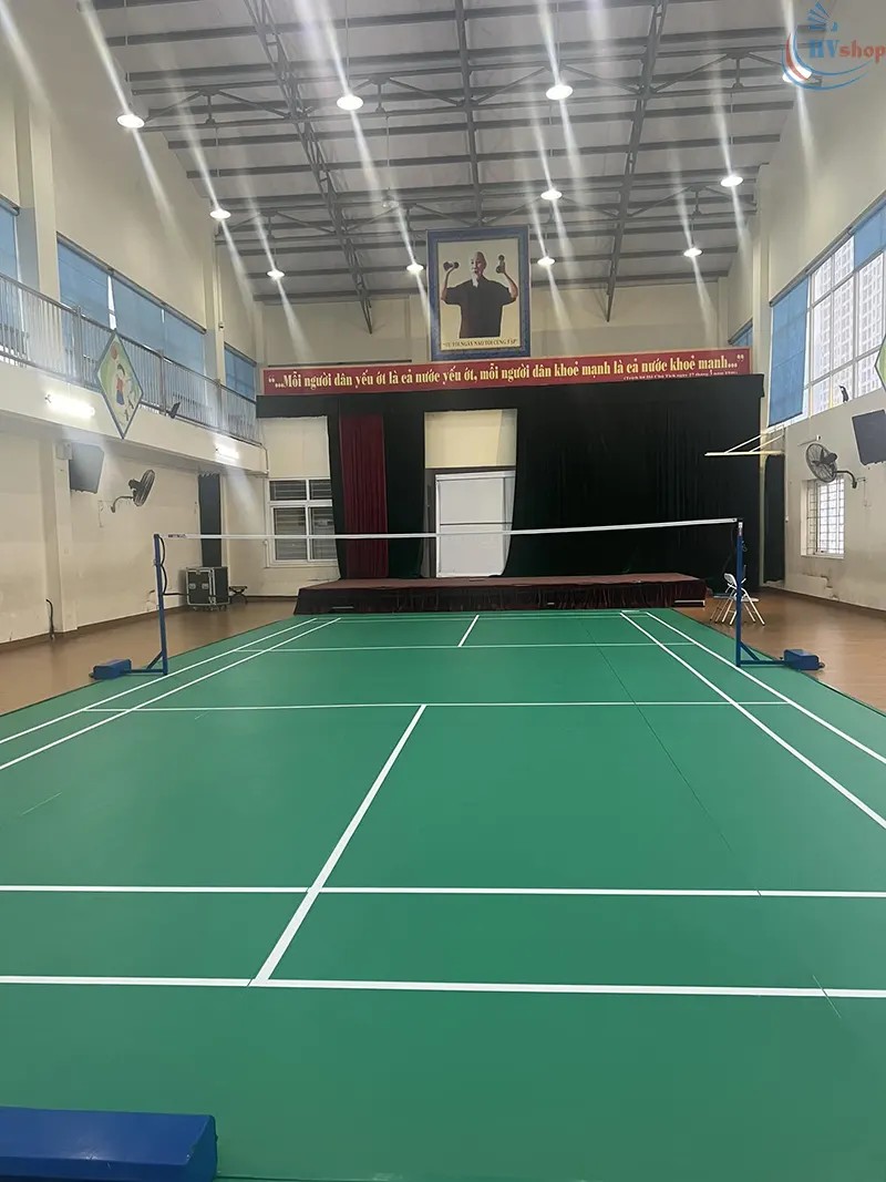 Mặt sân mới trải thảm tại Trường Tiểu học Yên Hoà