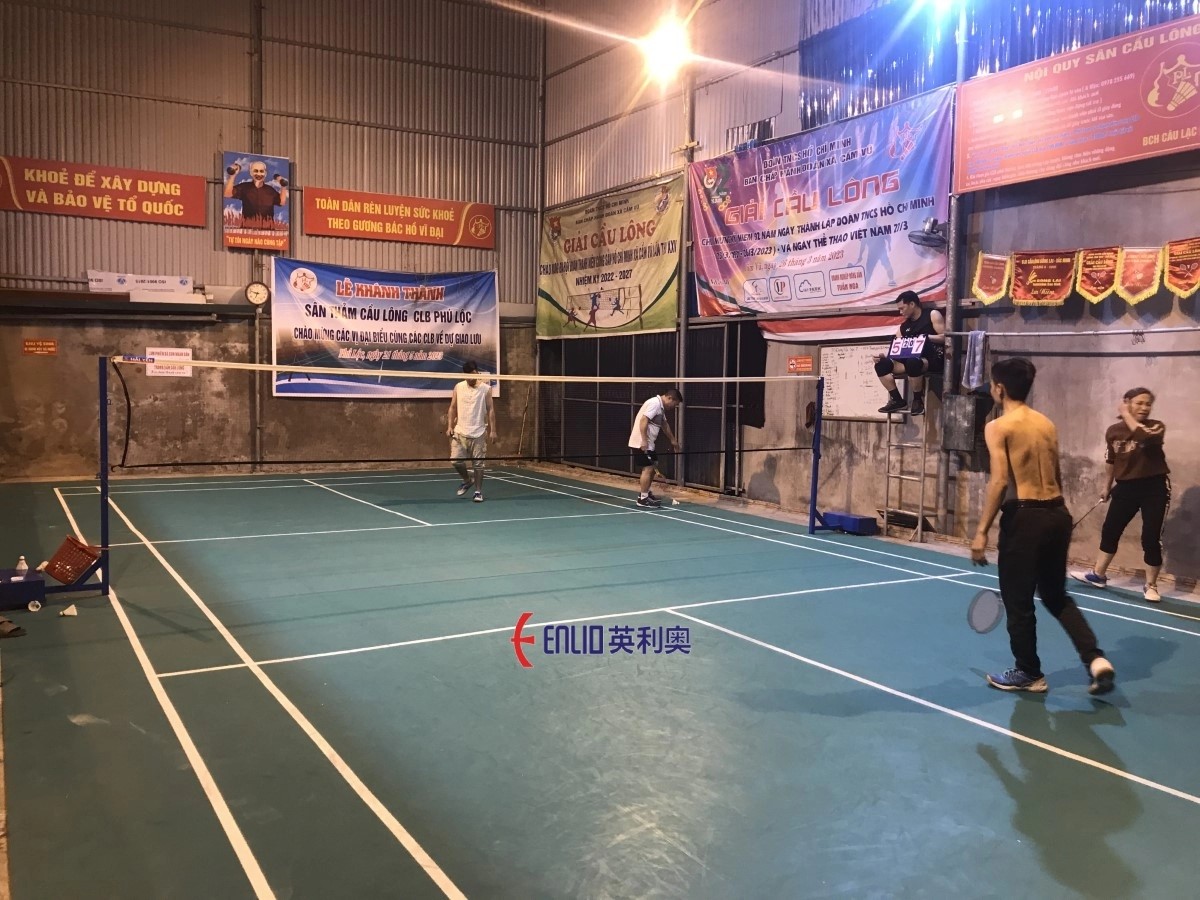 Toàn cảnh sân cầu lông CLB Phú Lộc nhìn từ cửa vào