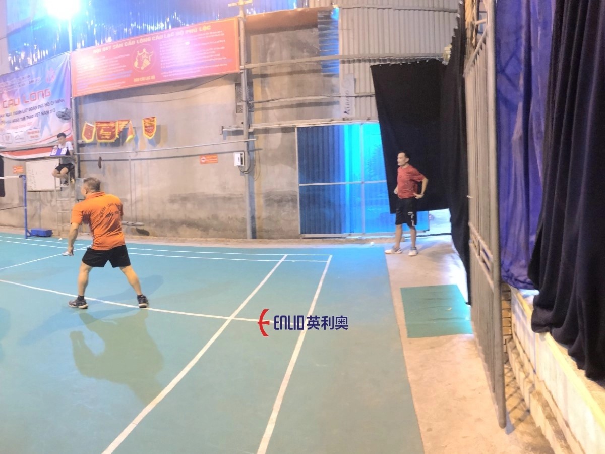 Hệ thống ánh sáng phục vụ đánh tối tại sân Phú Lộc