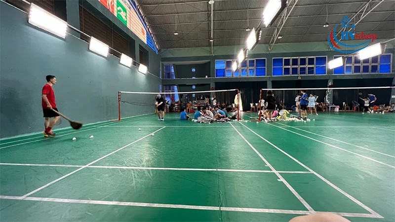 Sân cầu tương đối sạch sẽ do được vệ sinh thường xuyên