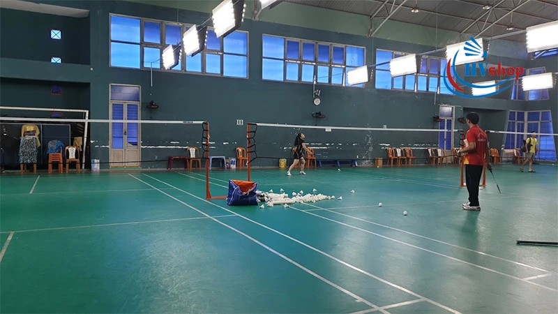 Khuôn viên sân cầu lông Chu Văn An rộng rãi, thoáng đãng