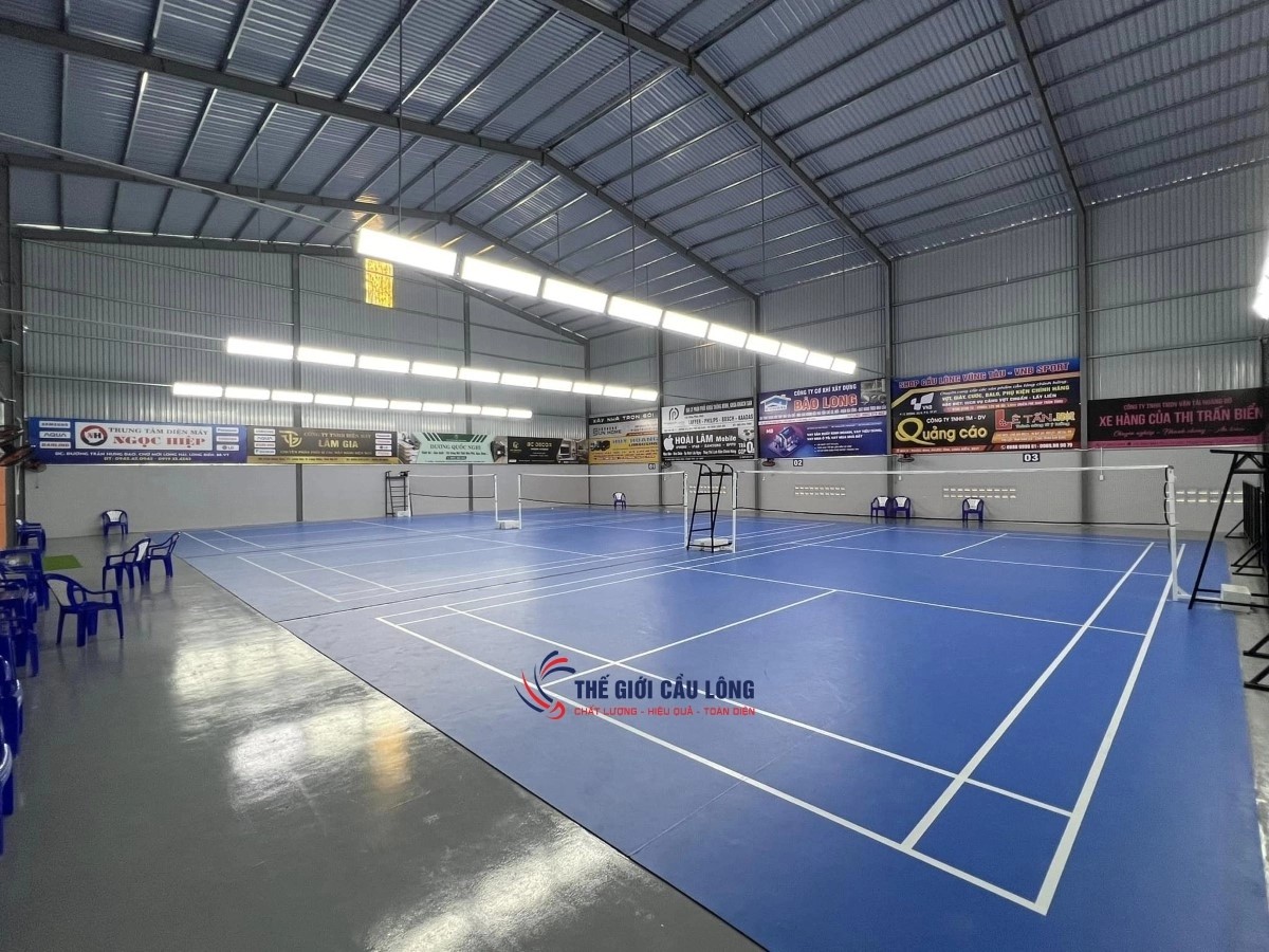 Không gian rộng rãi bên trong sân cầu lông DS7 tại Long Điền