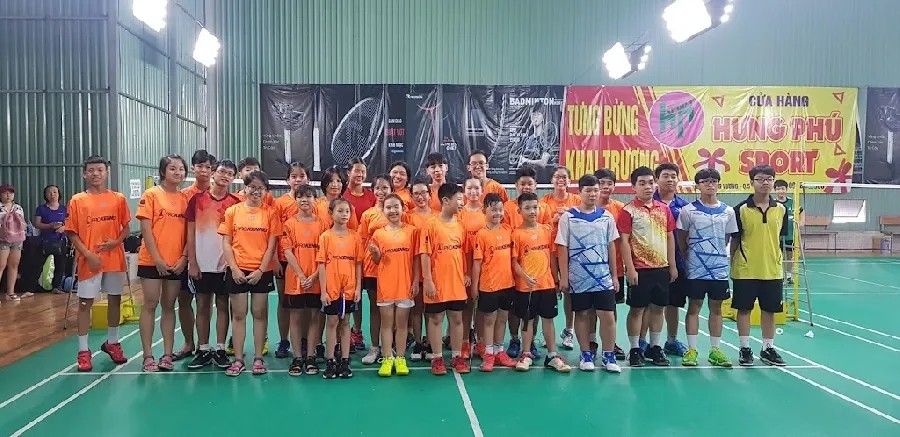 Khu vực sân cầu lông Hưng Phú sạch sẽ và được trang bị đầy đủ tiện nghi