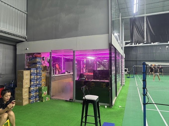 Khu vực quầy nước và dịch vụ tại sân Khánh Linh