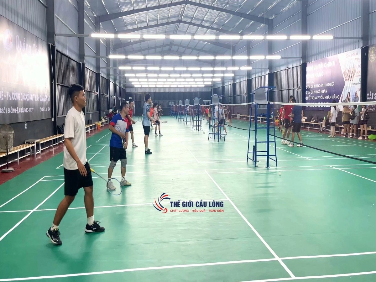 Khu vực ngồi nghỉ ngơi cho vận động viên tại sân Minh Anh 2