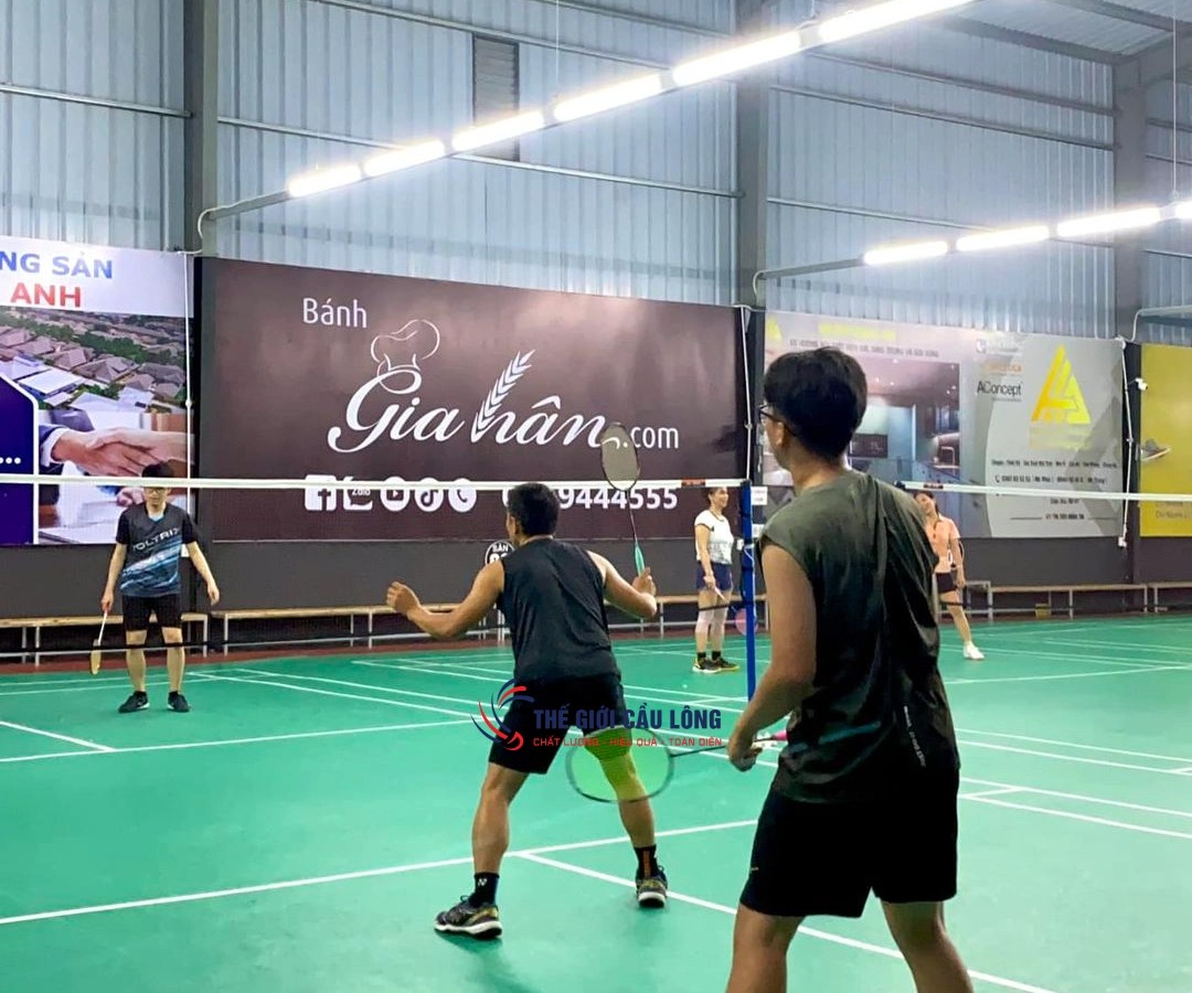 Sân cầu lông Minh Anh 2 với hệ thống đèn chiếu sáng hiện đại