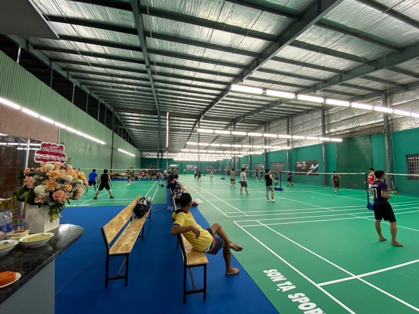 Sân cầu lông Sơn Tạ quen thuộc với lông thủ Gò Vấp