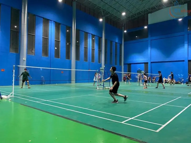 Không gian thoáng đãng tại sân cầu lông Phan Văn Trường