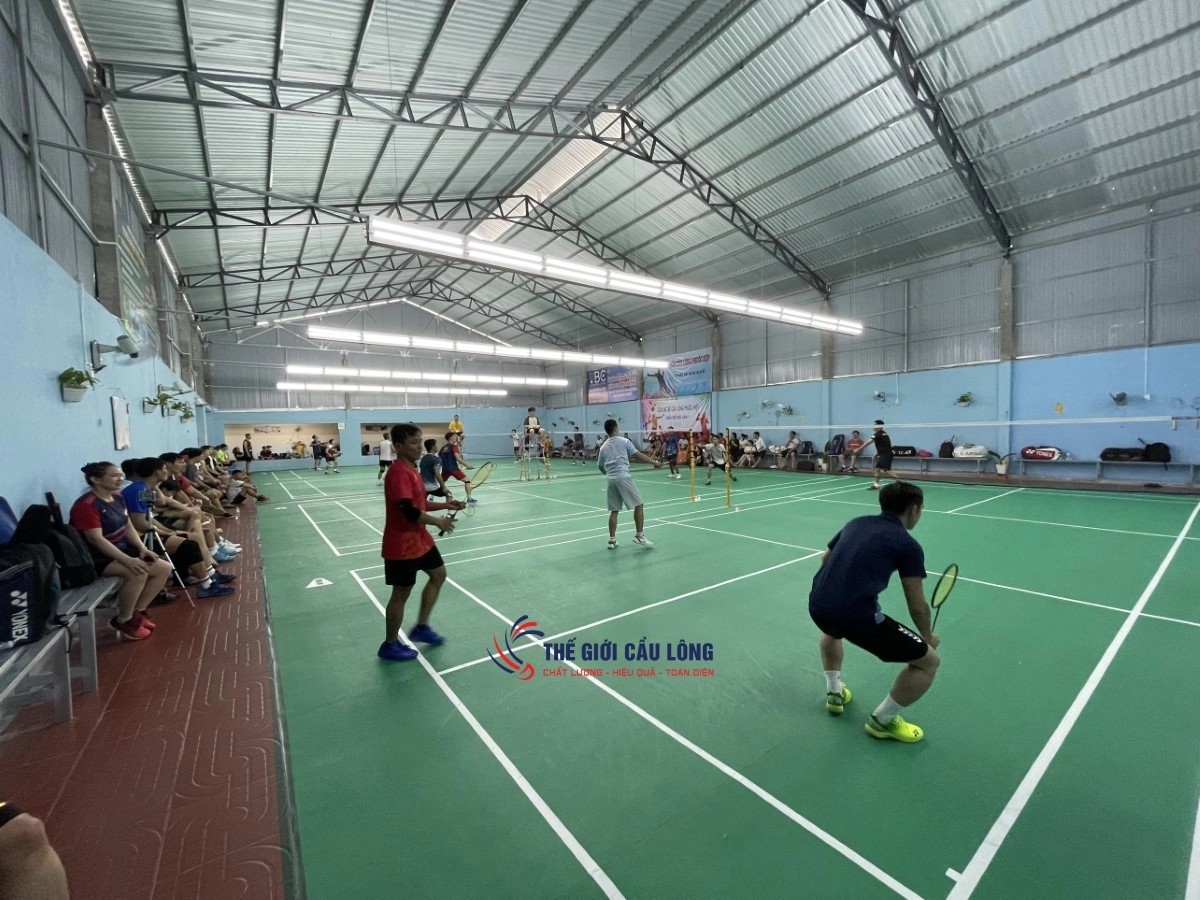 Sân cầu lông Phước Nguyên rộng rãi