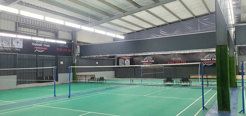 Cận cảnh mặt sân cầu lông Thành Thái với thảm xanh tiêu chuẩn