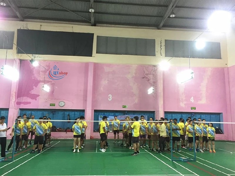 Sân cầu lông Hiển Hoa với không gian rộng rãi