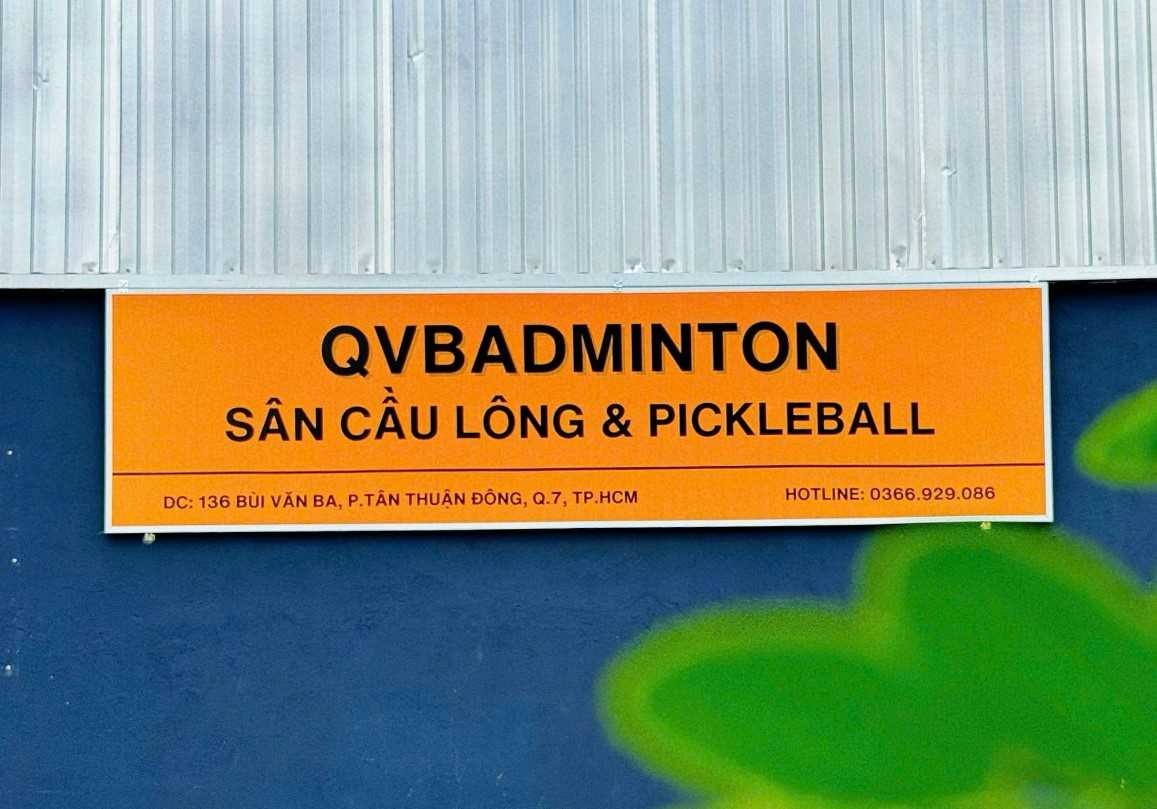 Toàn cảnh không gian rộng rãi tại sân cầu lông Quốc Việt Badminton Quận 7