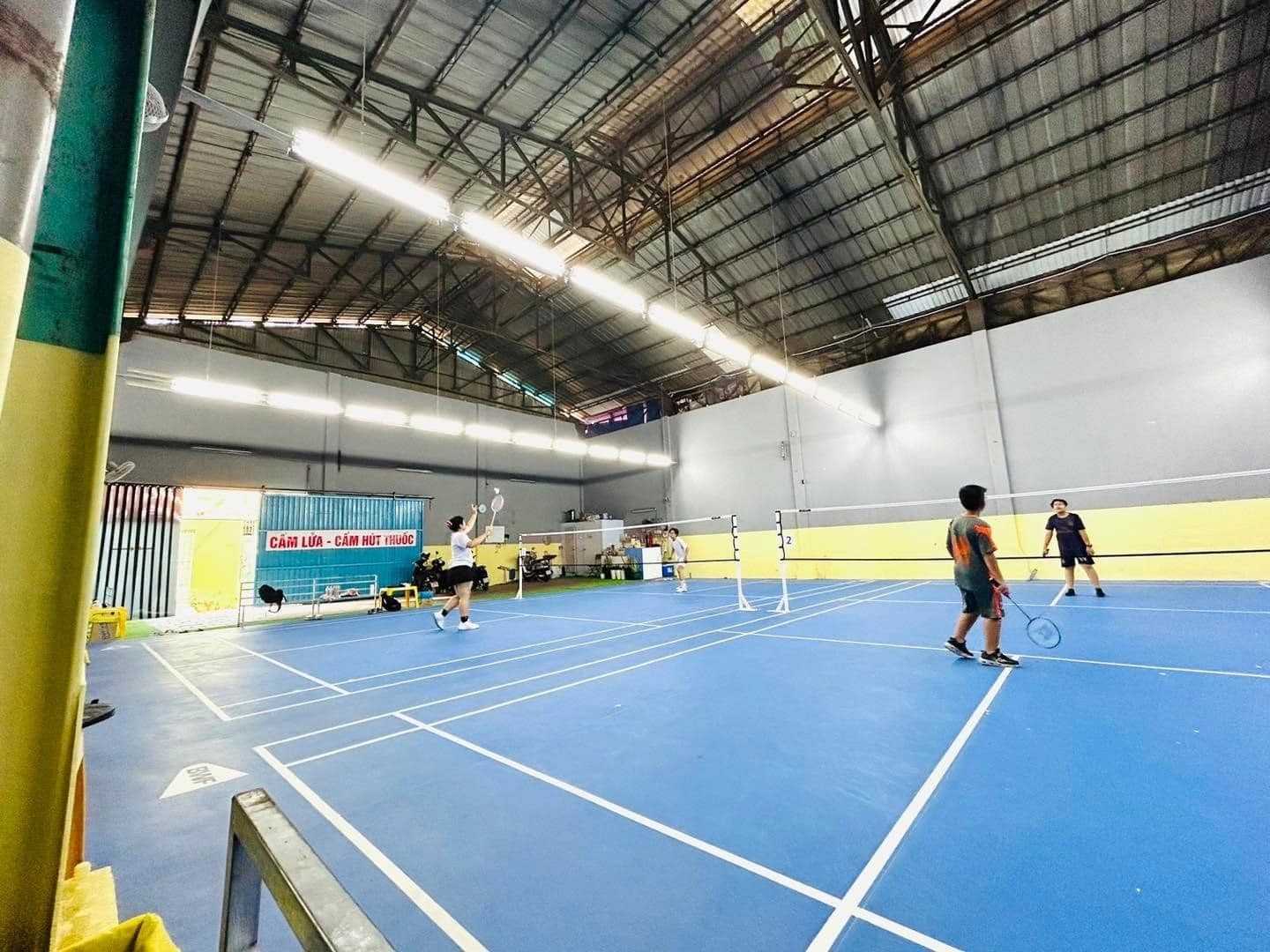 Toàn cảnh không gian bên trong sân cầu lông Quỳnh Anh với thiết kế trần cao và thoáng đãng