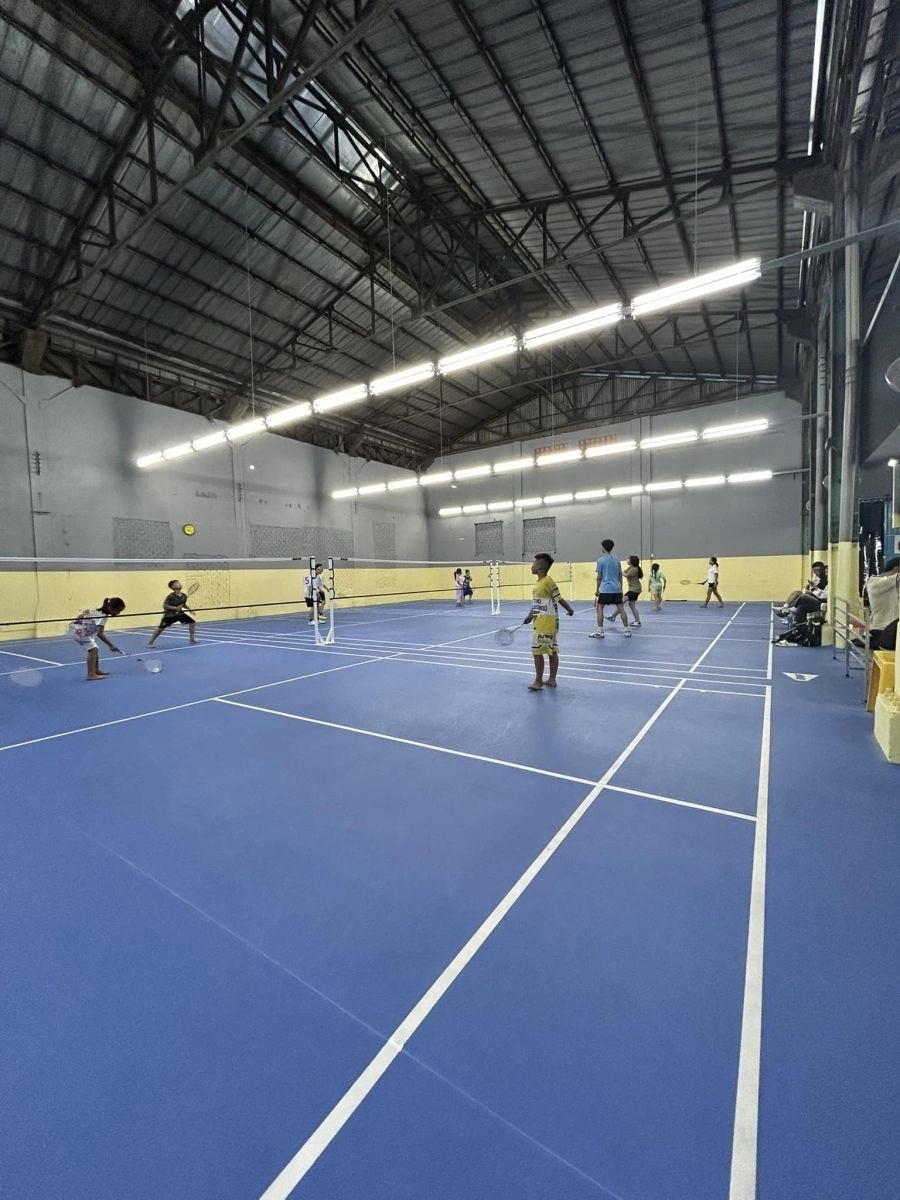 Cận cảnh mặt sân thảm cao su xanh dương chống trơn trượt tại sân Quỳnh Anh