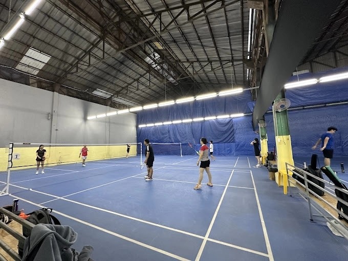 Khu vực quầy nước và cửa hàng dụng cụ tiện lợi ngay trong sân