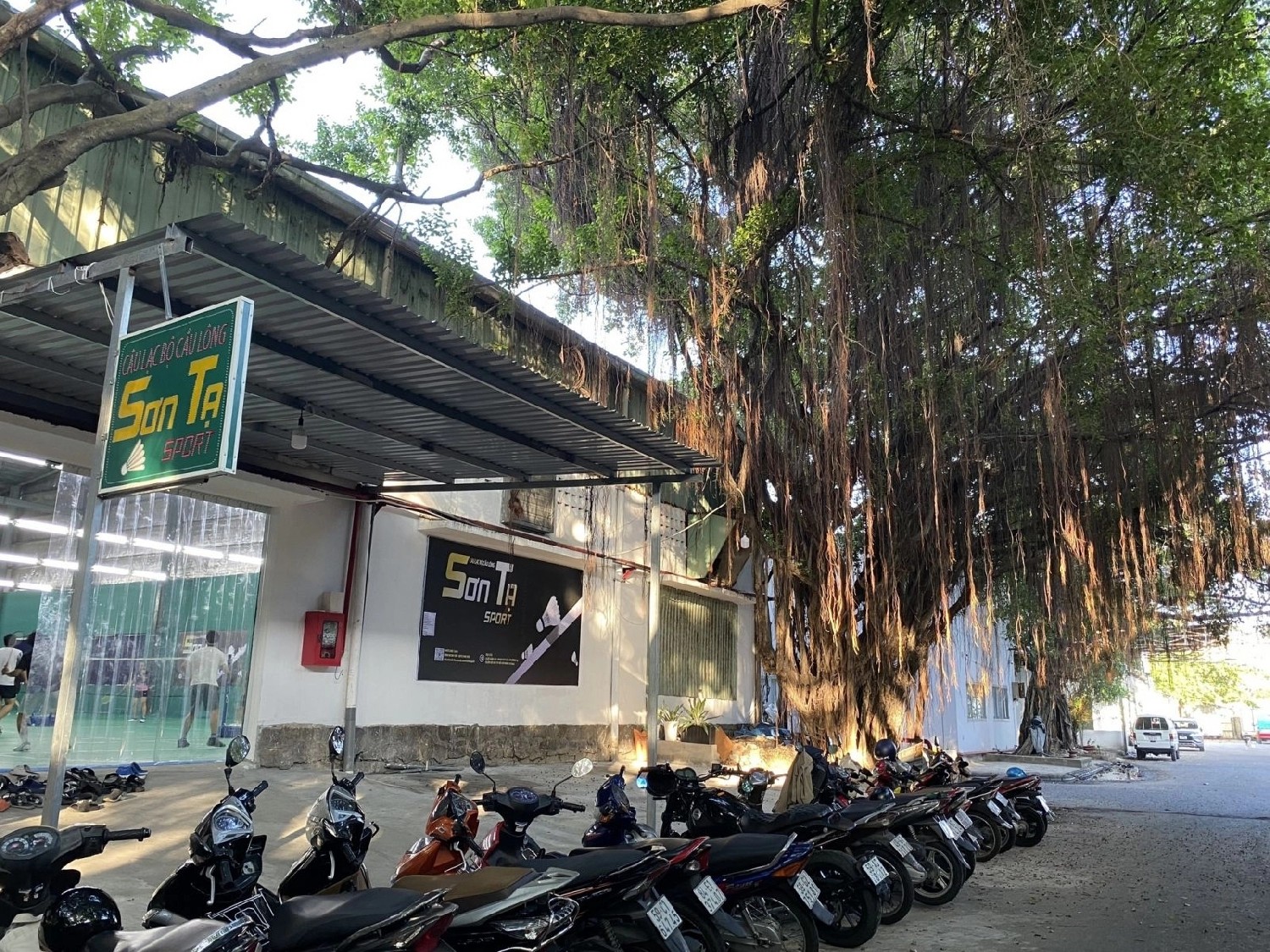 Bãi giữ xe rộng rãi phía trước sân cầu lông Sơn Tạ
