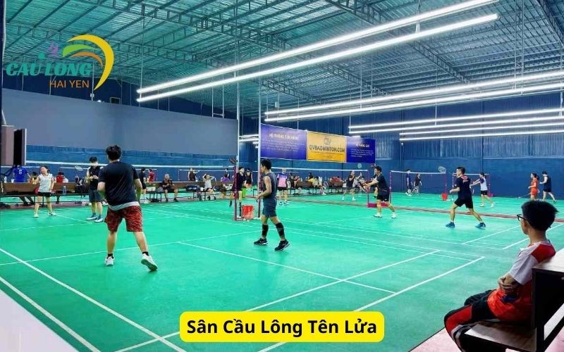Cận cảnh mặt sân và ánh sáng tại sân cầu lông Tên Lửa