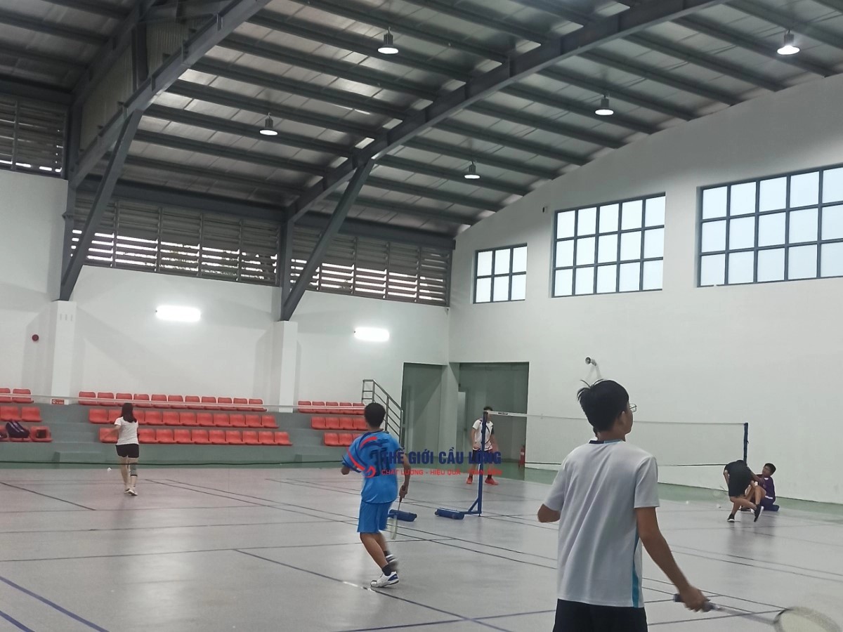 Không gian thi đấu tại sân cầu lông Thanh Niên Vũng Tàu