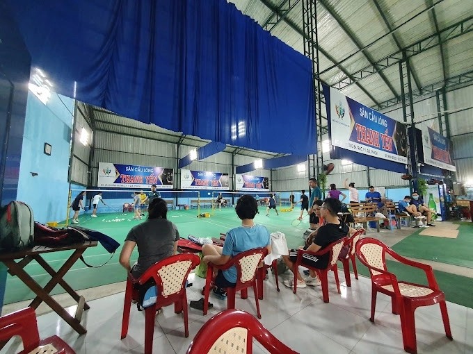 Khu vực ngồi chờ nghỉ ngơi thoáng mát giữa các sân