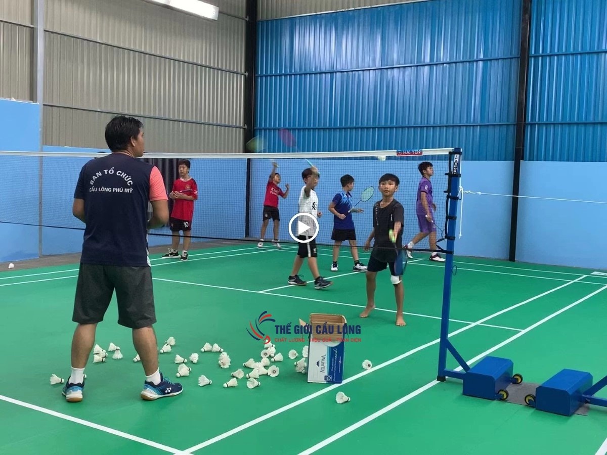 Sân cầu lông Tùng Anh hiện đại và sạch sẽ