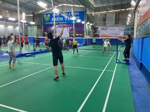 Sân chơi cầu lông Kiến Thiết thường xuyên thu hút nhiều tay vợt